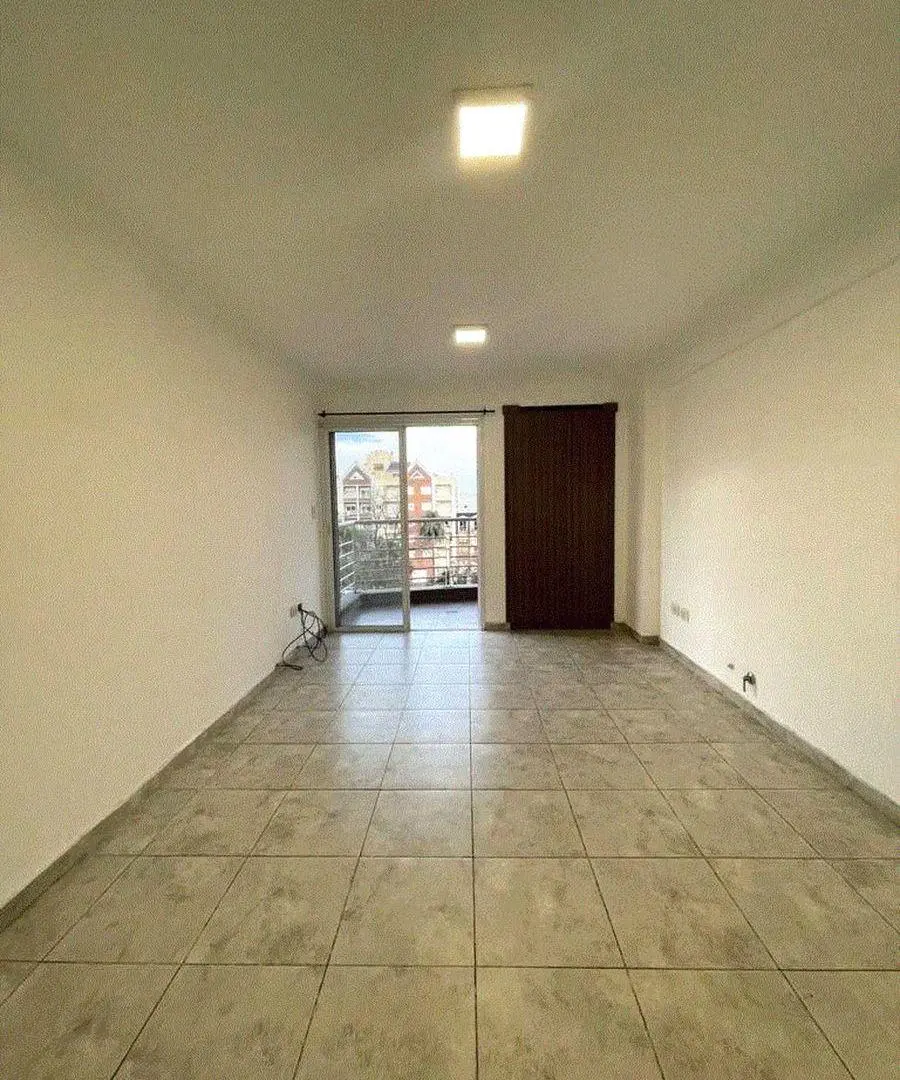 Departamento en venta 2 ambientes al frente con balcón, a 3 cuadras de la estación de Haedo 3