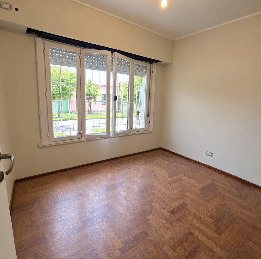 Foto de VENTA DE CASA 2 DORMITORIOS Y PILETA EN TANDIL ¡APTA CREDITO!, imagen 2