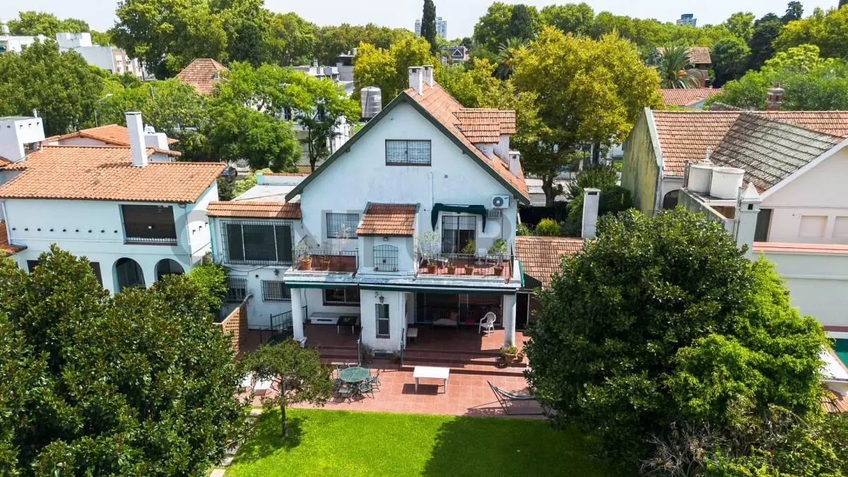 Venta casa de categoría 9 amb.Olivos - ACEPTA PERMUTA 2