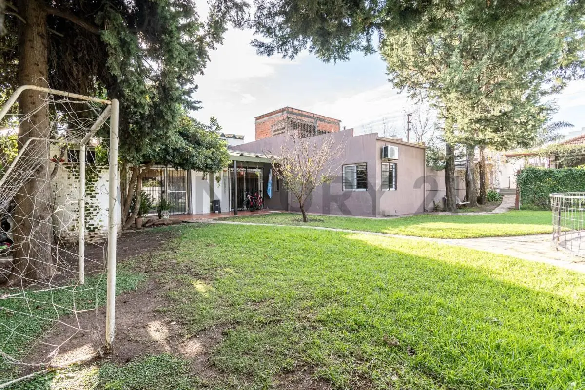 PH Tipo Casa con parque y piscina Permuta 2