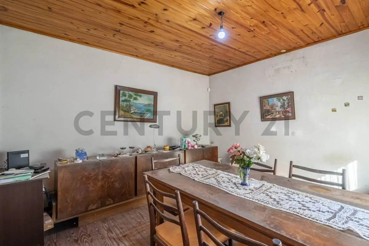 Se Vende casa con Jardín y cochera a refaccionar 8