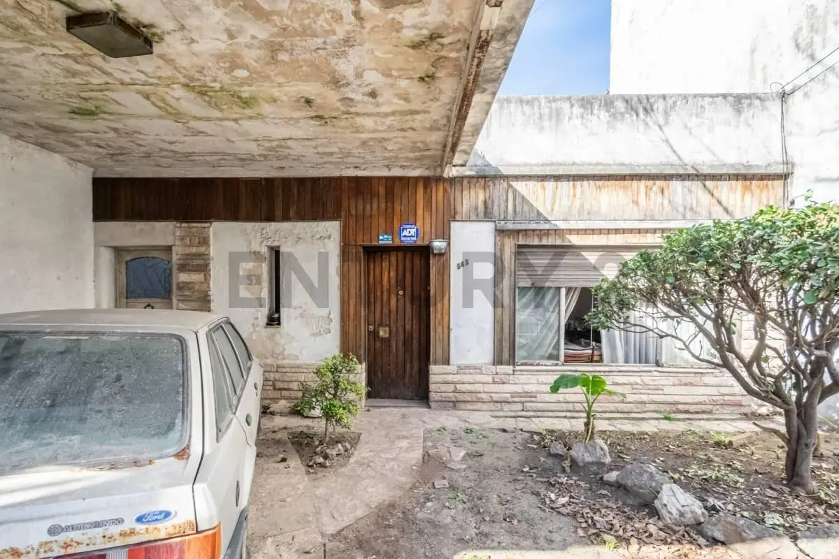 Se Vende casa con Jardín y cochera a refaccionar 3