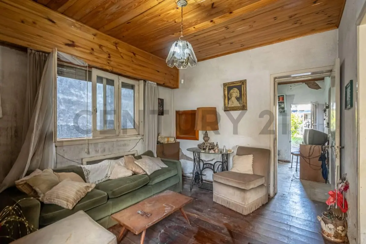 Se Vende casa con Jardín y cochera a refaccionar 2