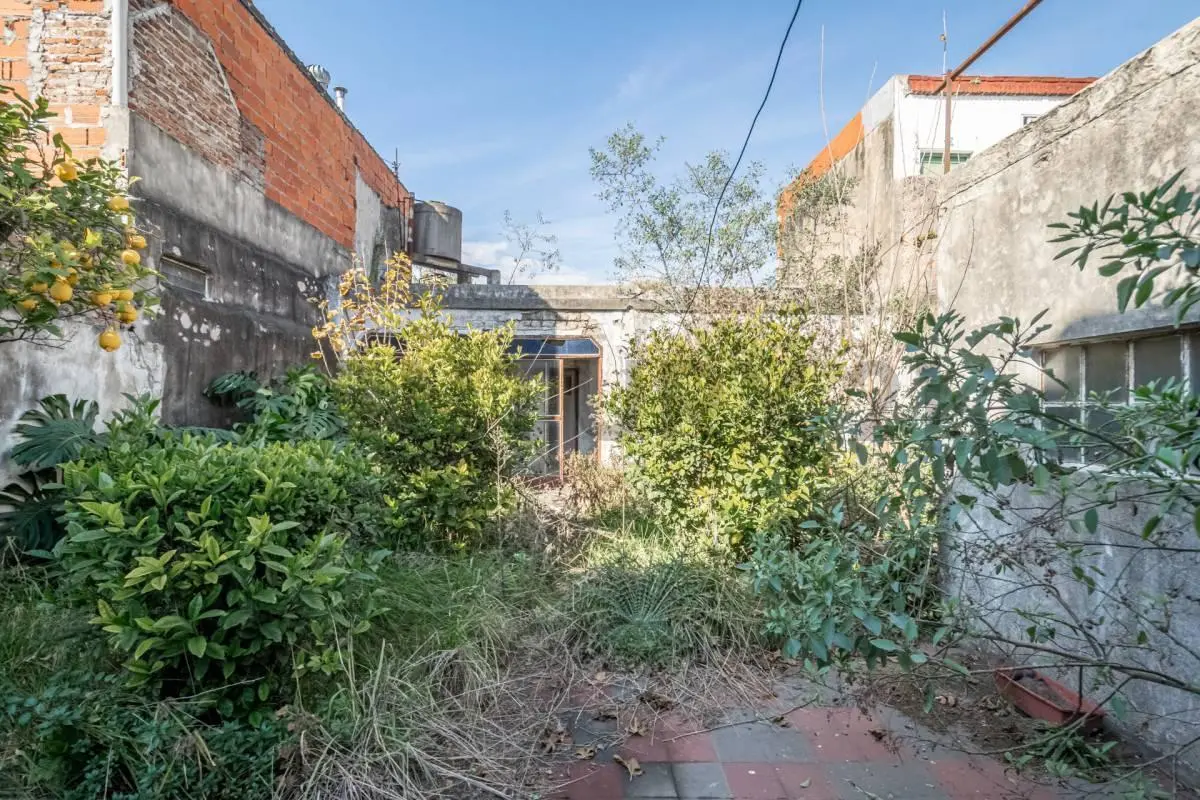 Se Vende casa con Jardín y cochera a refaccionar 4