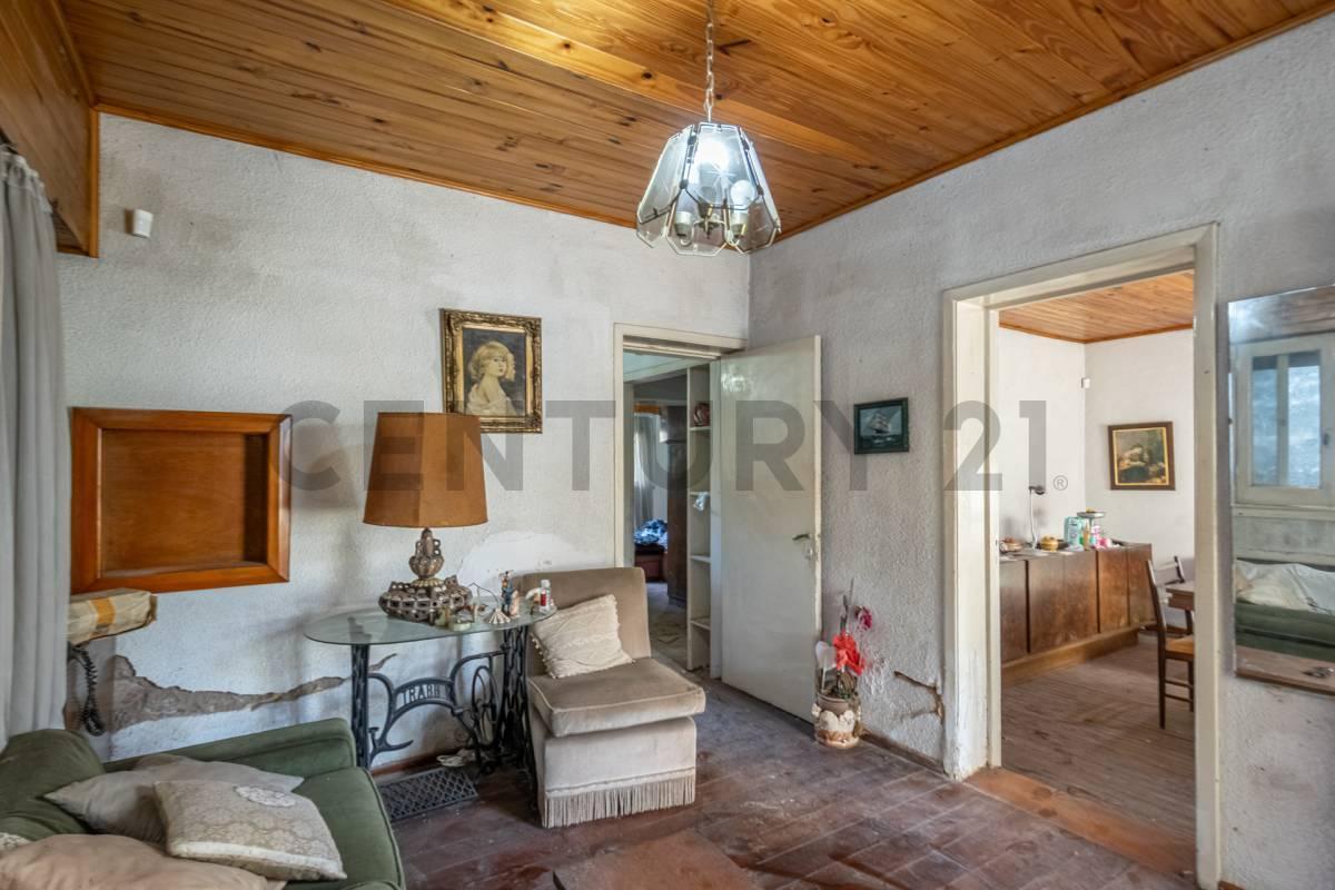 Se Vende casa con Jardín y cochera a refaccionar