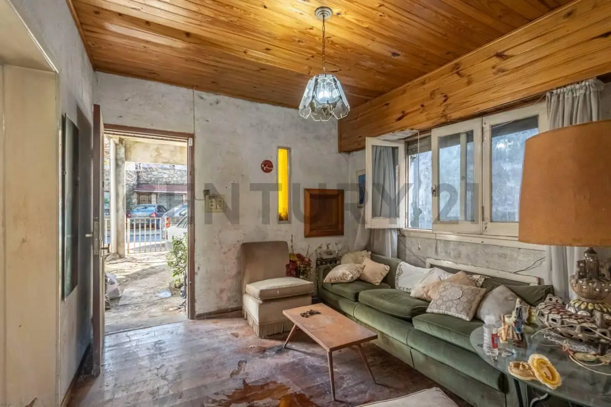 Se Vende casa con Jardín y cochera a refaccionar 5