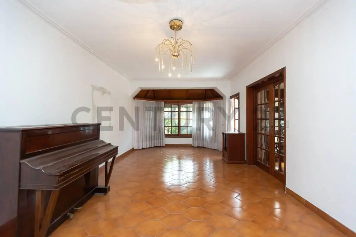 Casa con Quincho Piscina Jardin y garage - Permuta 2