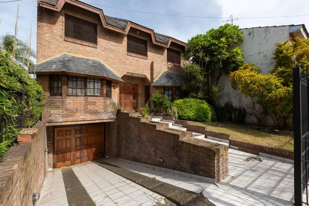 Casa con Quincho Piscina Jardin y garage - Permuta 4