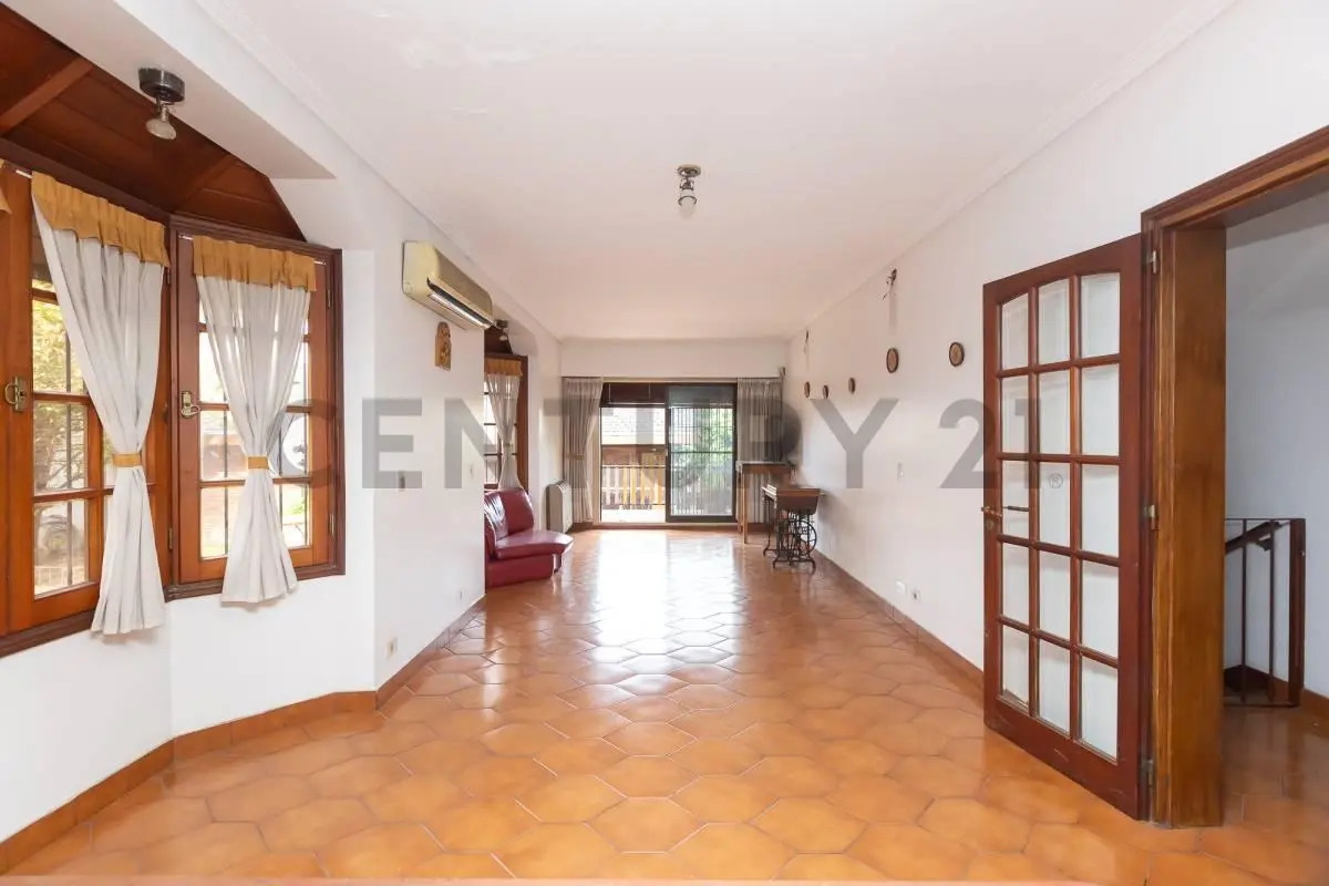 Casa con Quincho Piscina Jardin y garage - Permuta 3