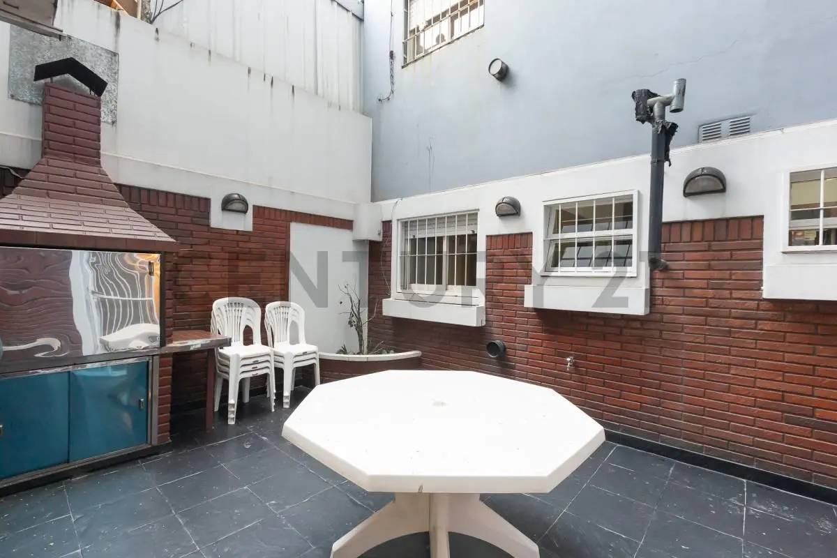 Depto 4 amb c/balcón y doble patio Caballito. Apto crédito. Permuta 4