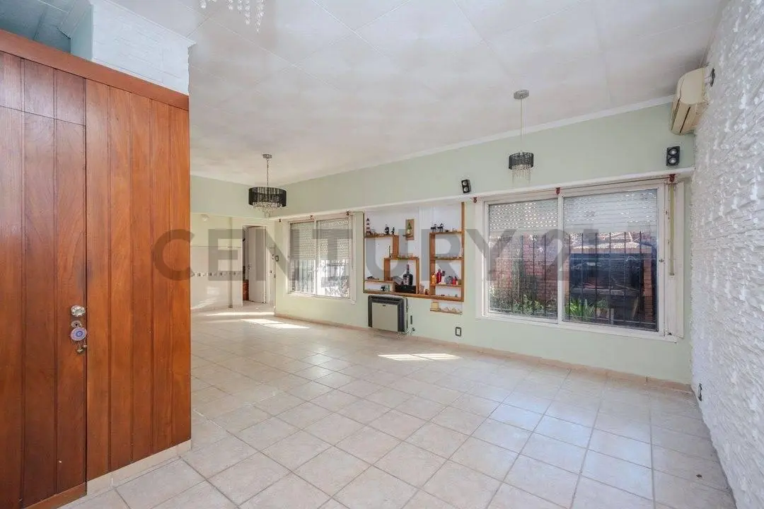 VENTA CASA 4 AMB + OFICINA CON COCHERA EN CASEROS PERMUTA 3