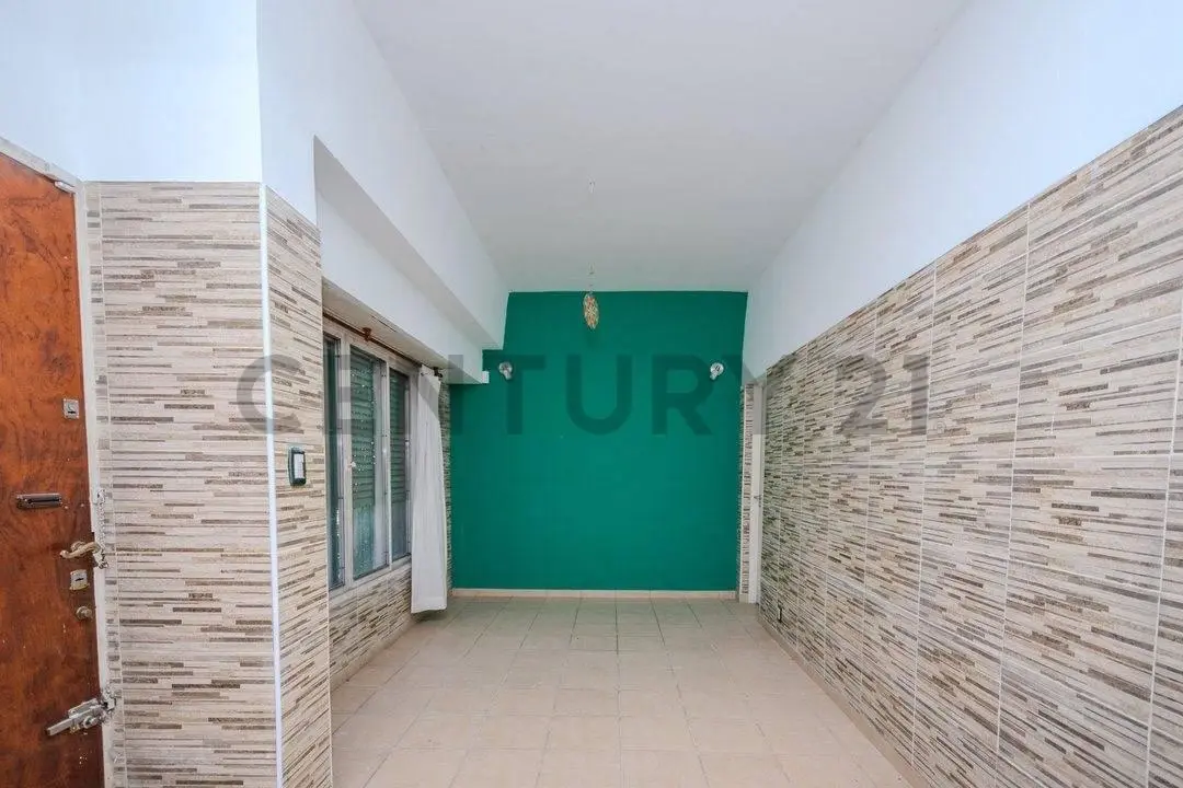 VENTA CASA 4 AMB + OFICINA CON COCHERA EN CASEROS PERMUTA 8