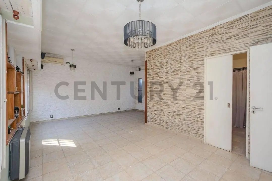 VENTA CASA 4 AMB + OFICINA CON COCHERA EN CASEROS PERMUTA 4