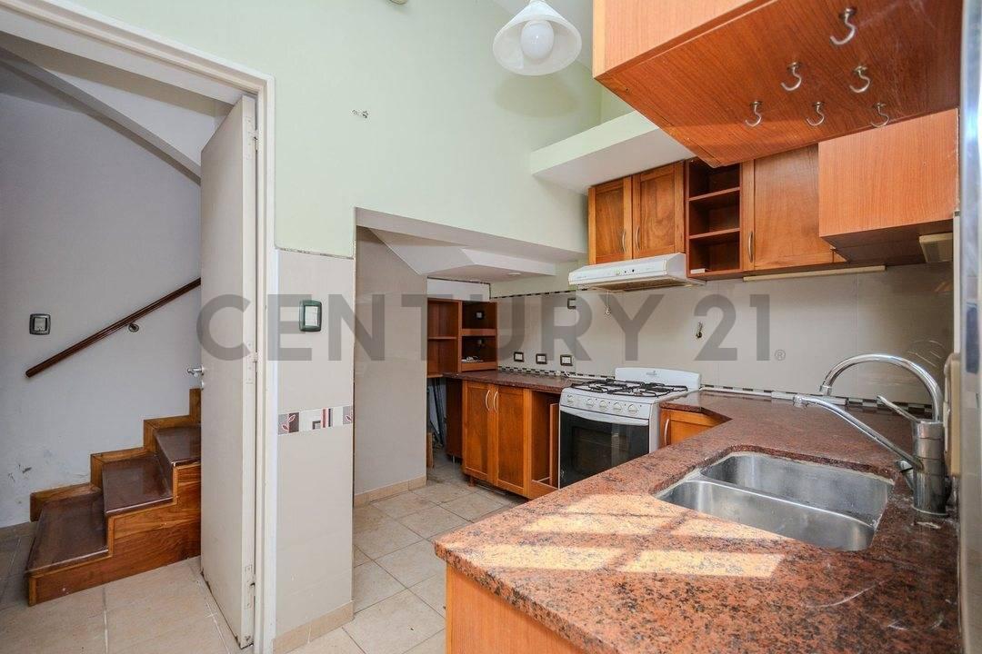 VENTA CASA 4 AMB + OFICINA CON COCHERA EN CASEROS PERMUTA