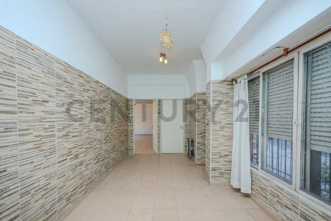 VENTA CASA 4 AMB + OFICINA CON COCHERA EN CASEROS PERMUTA 5