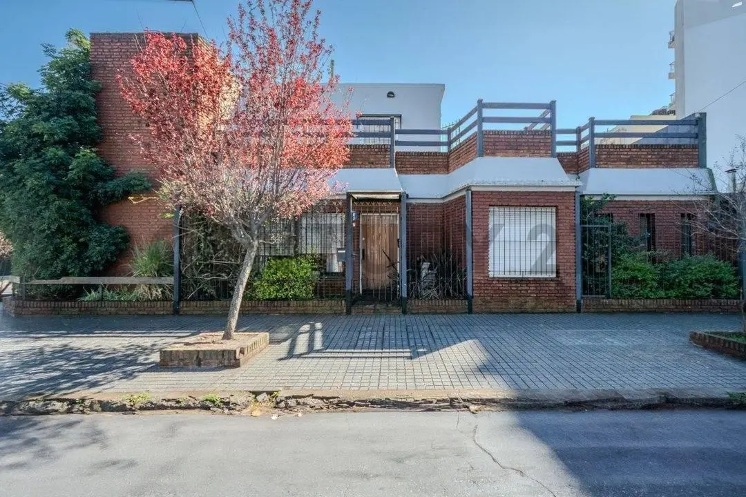 VENTA CASA 4 AMB + OFICINA CON COCHERA EN CASEROS PERMUTA 2