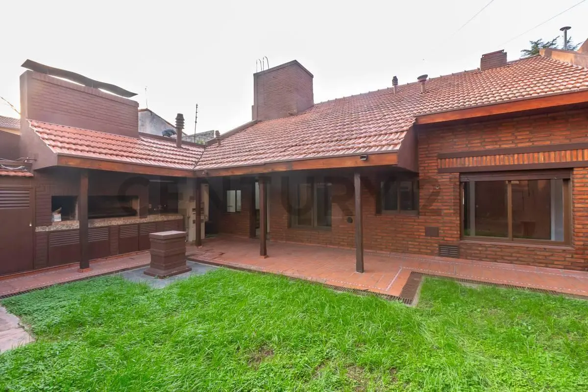 VENTA ACEPTA PERMUTA CASA 4 AMBIENTES CIUDAD JARDIN 2