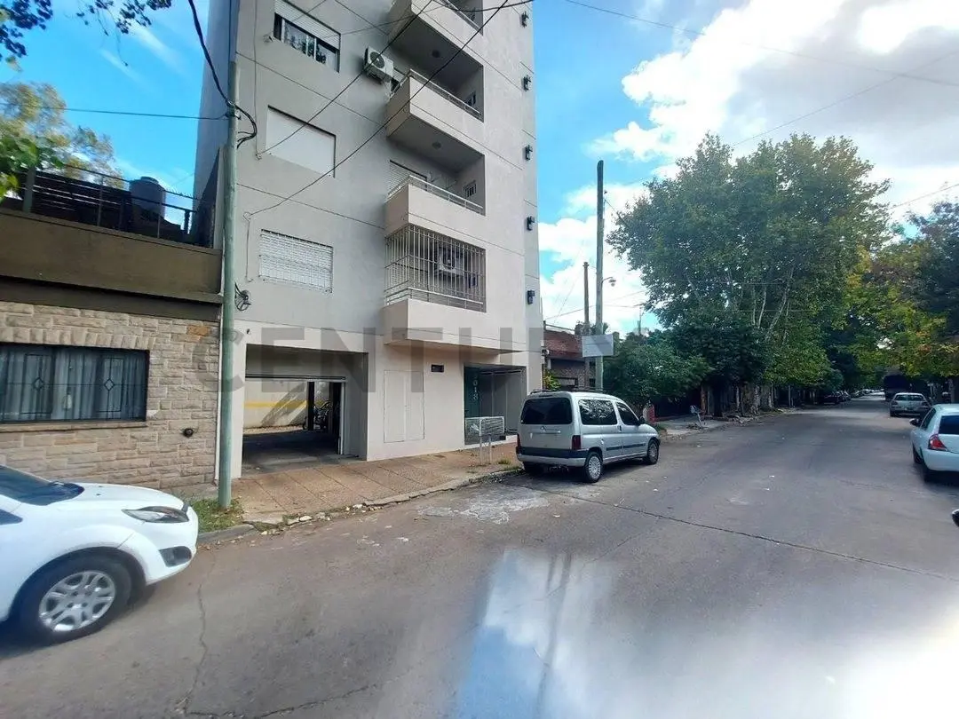 VENTA COCHERA EN EDIFICIO EN SANTOS LUGARES 3