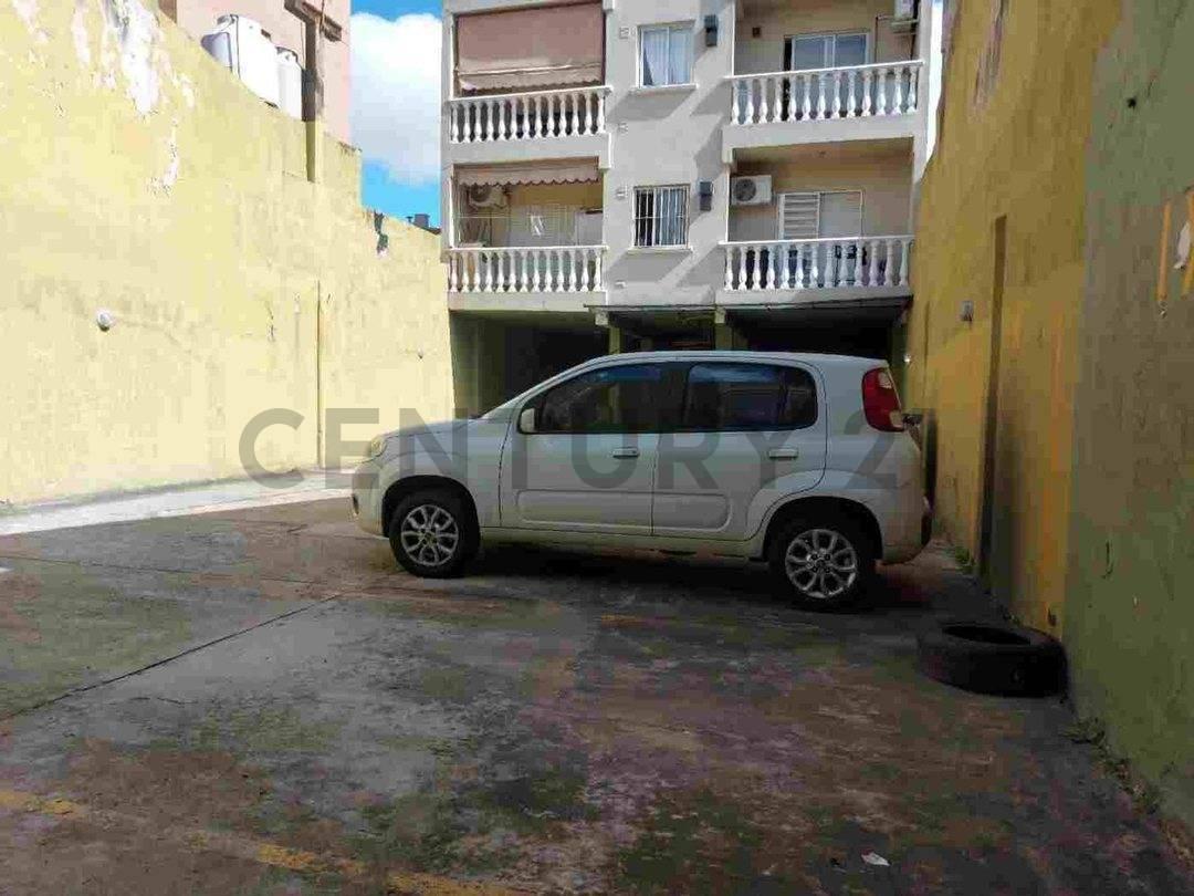 Venta cochera 12mts² en edificio en Santos Lugares