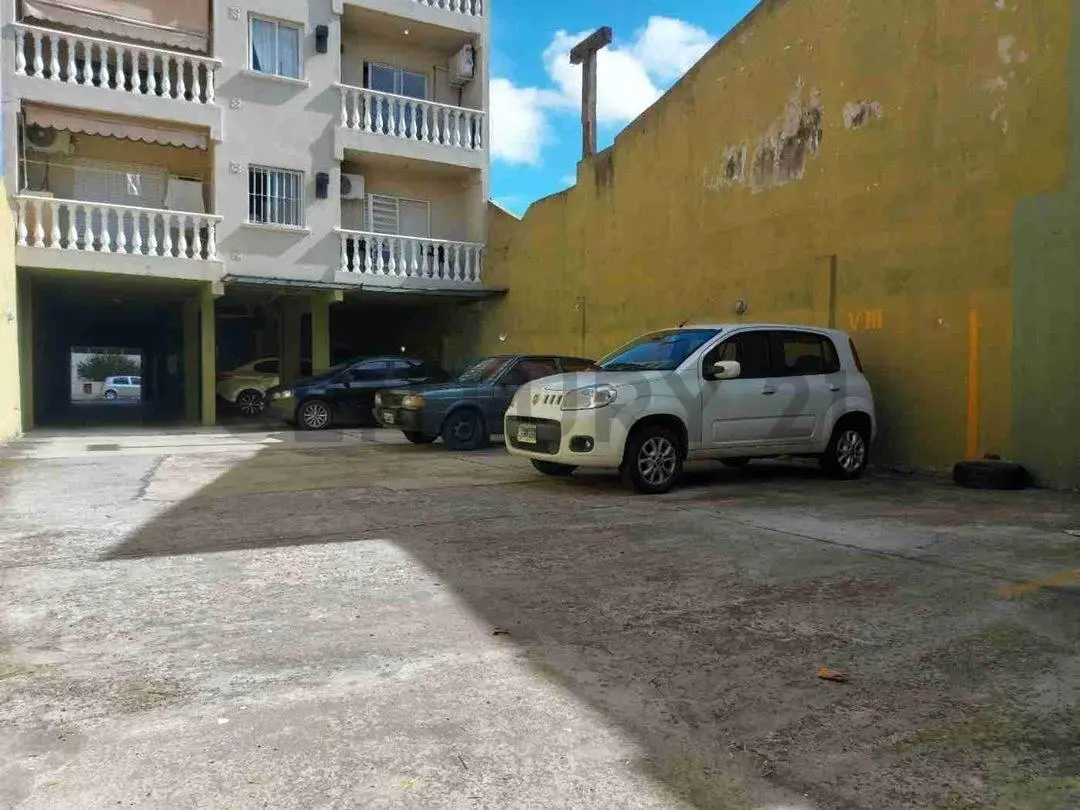 Venta cochera 12mts² en edificio en Santos Lugares 3