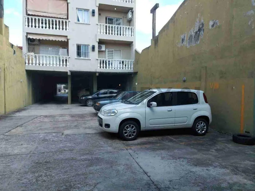 Venta cochera 12mts² en edificio en Santos Lugares 2