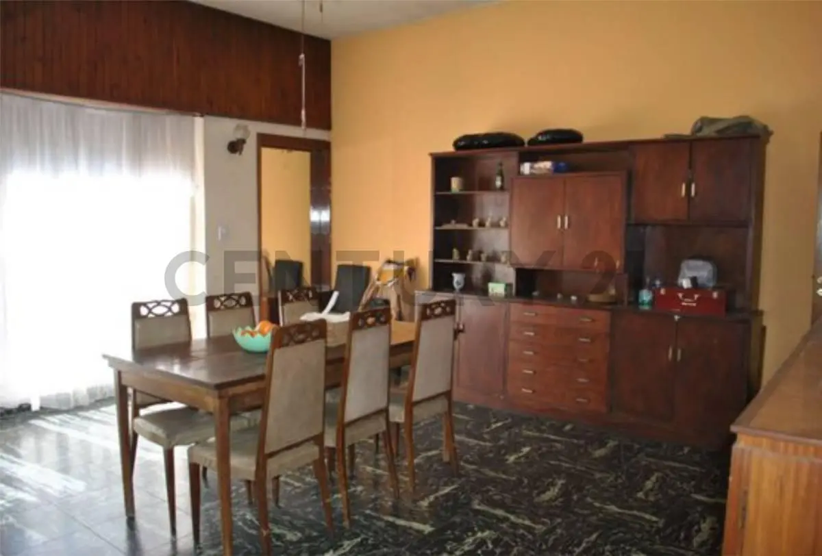Venta Casa con 3 habitaciones garaje y jardin ACEPTA PERMUTA EN CABA 2