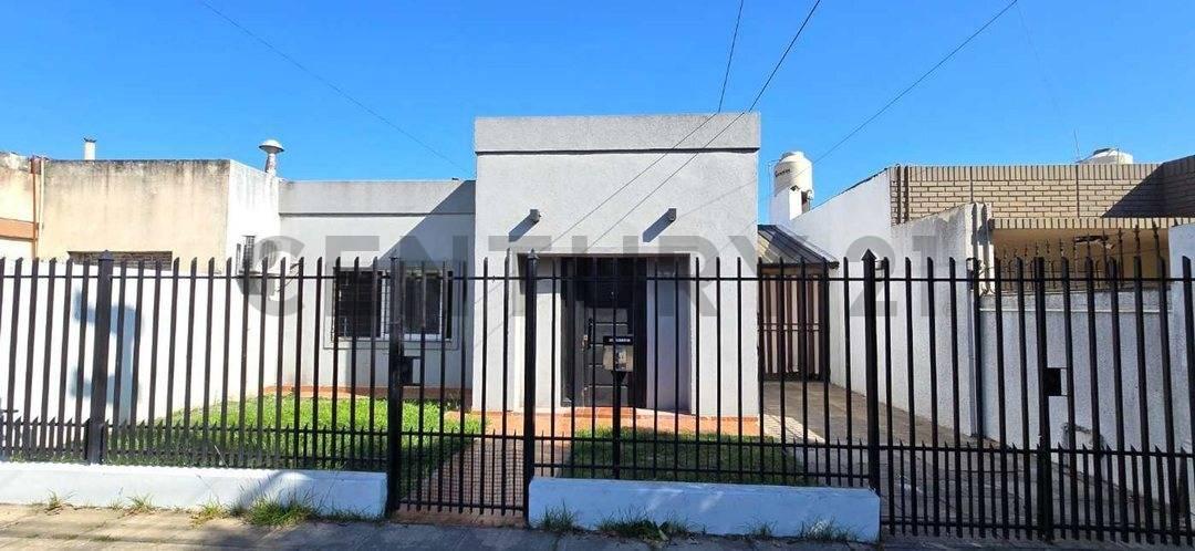 VENTA CASA 4 AMBIENTES EN MORON-PERMUTA