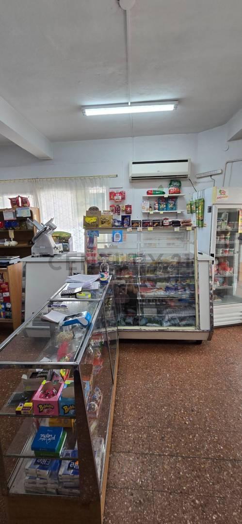 VENTA LOCAL CON TERRAZA EN VILLA SARMIENTO!