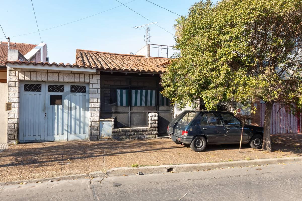 Venta Casa principal de 3 amb + dpto 2 amb - M. Coronado - ACEPTA PERMUTA