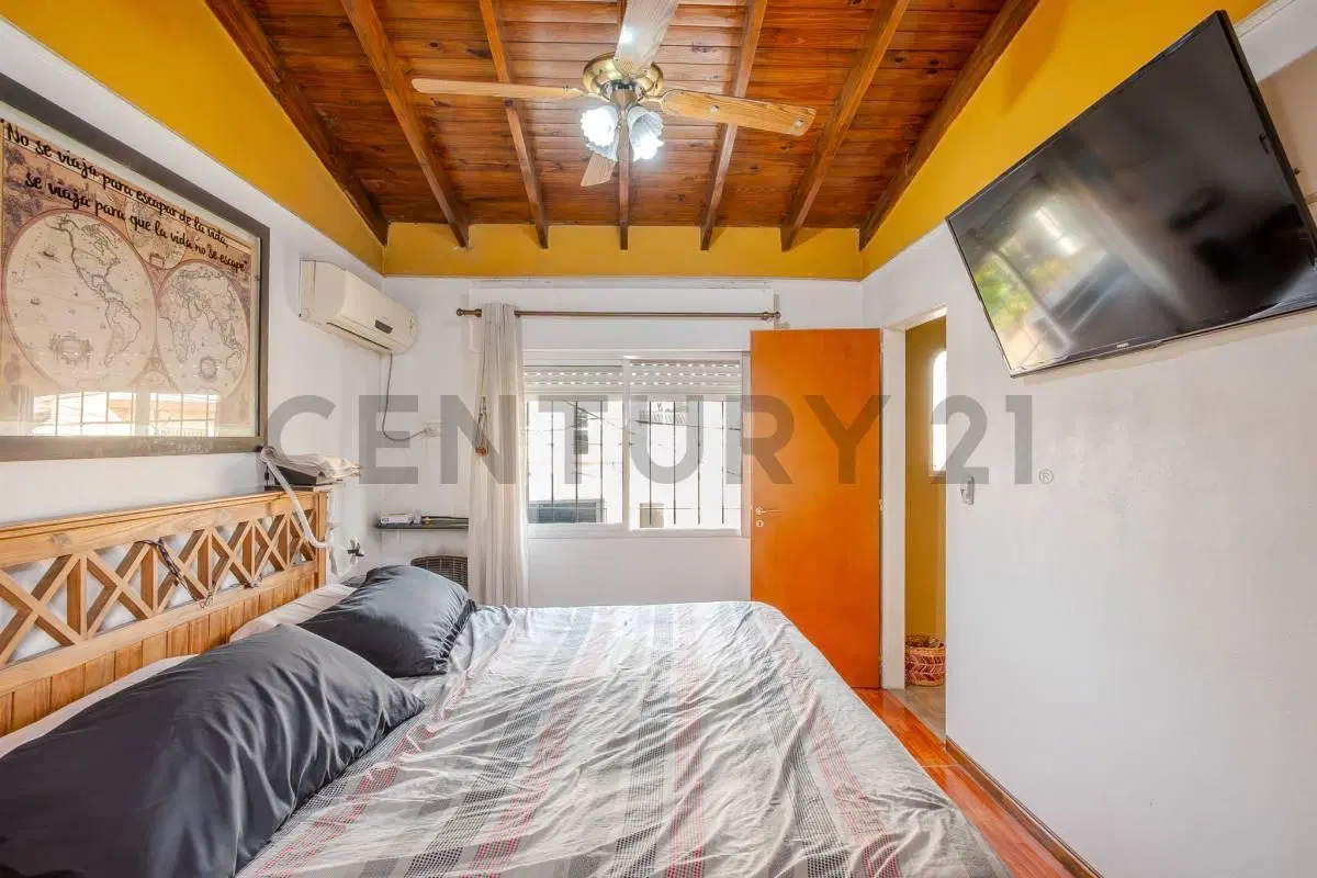 Venta PH tipo CASA en Haedo Norte, 4 habitaciones con patio y cochera. Excelente Estado. Evalúa Perm 5