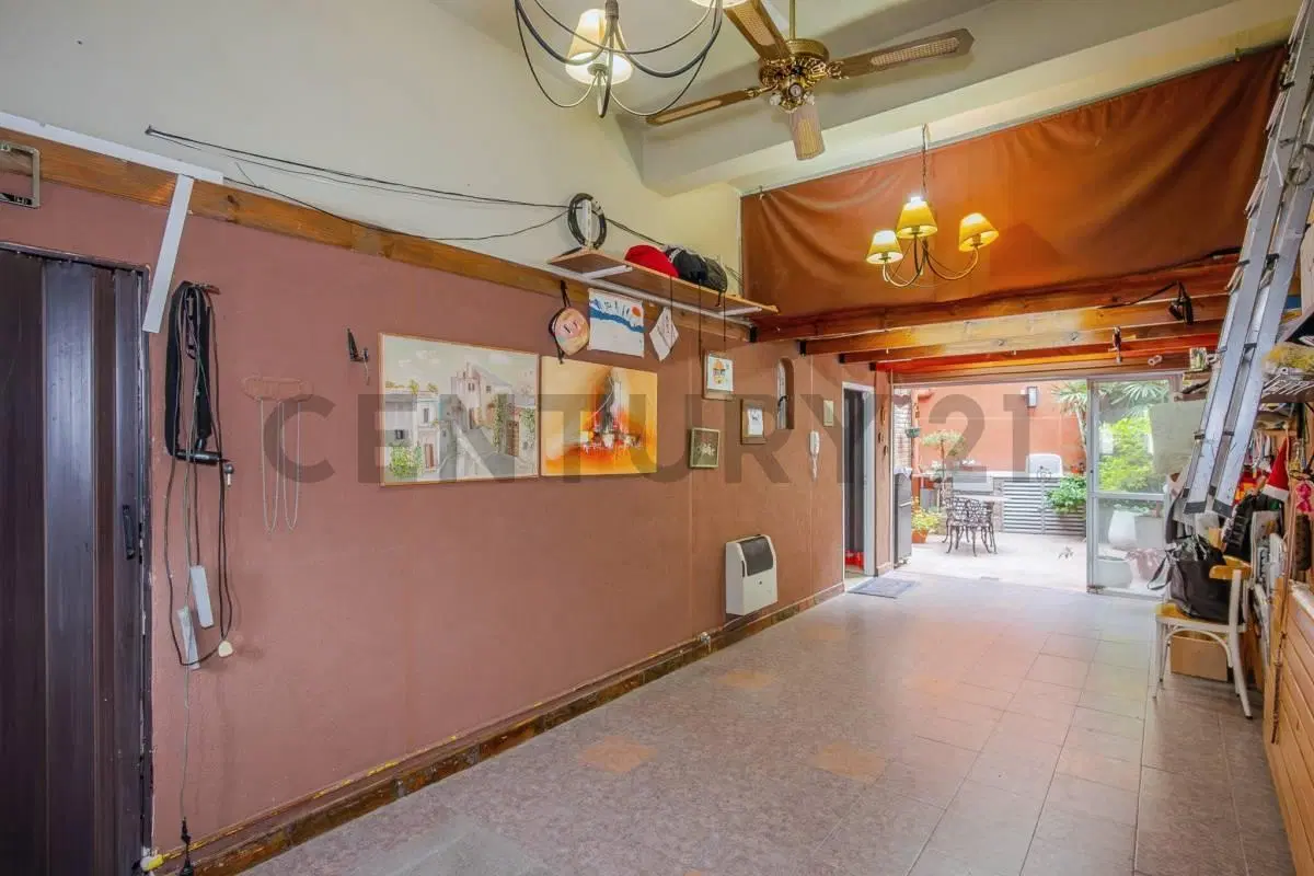 Venta PH tipo CASA en Haedo Norte, 4 habitaciones con patio y cochera. Excelente Estado. Evalúa Perm 2
