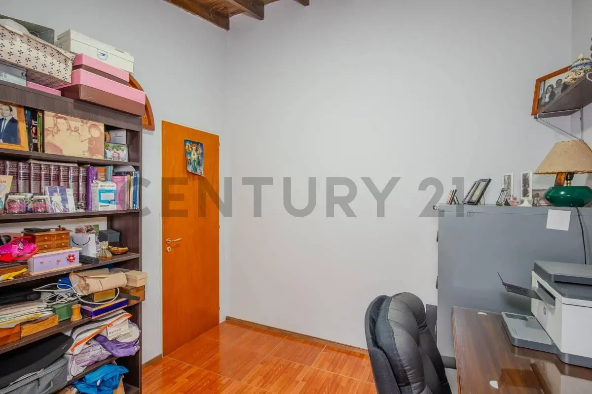 Venta PH tipo CASA en Haedo Norte, 4 habitaciones con patio y cochera. Excelente Estado. Evalúa Perm 3