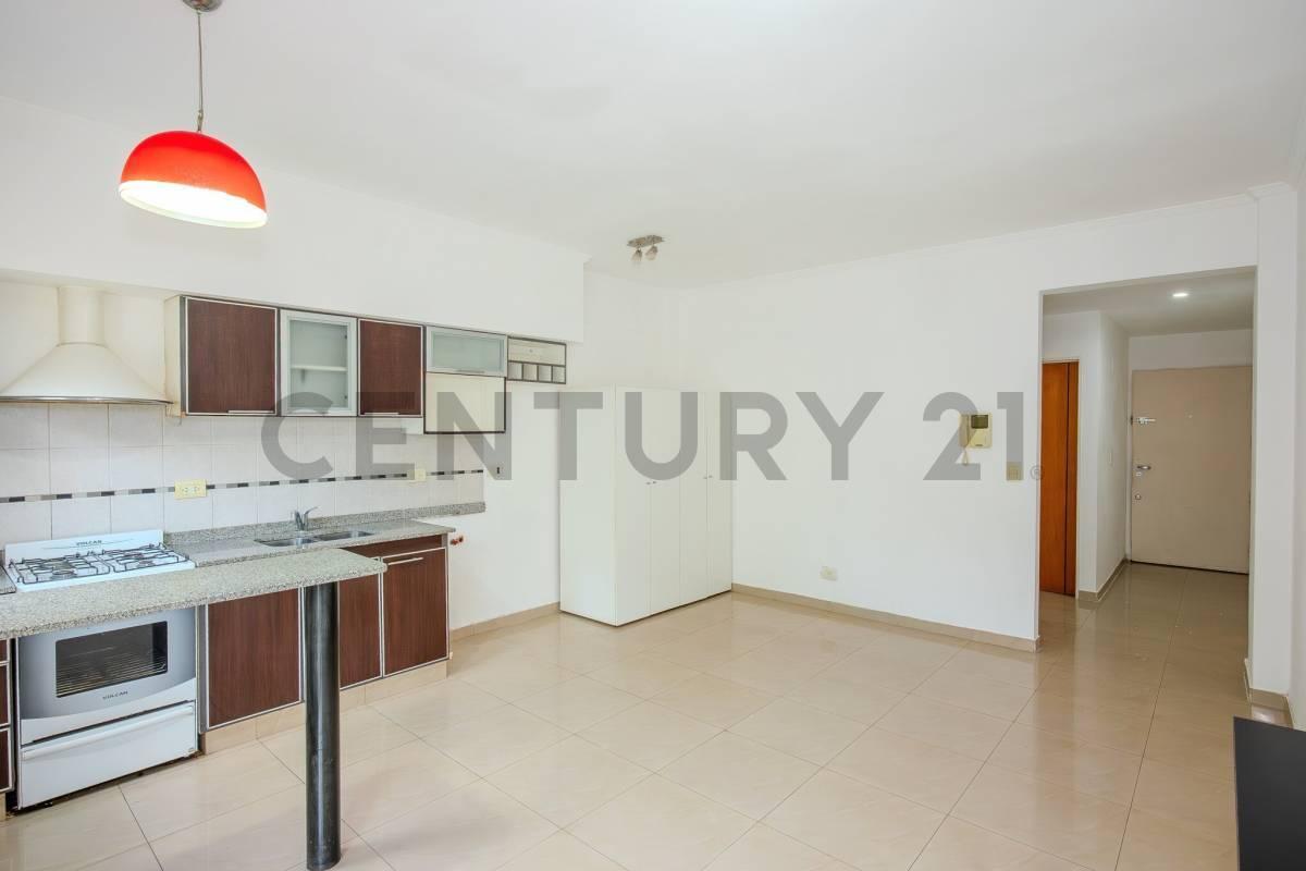 Se Vende 2 ambientes luminoso con balcón