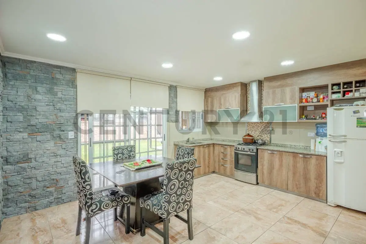 Hermosa Casa 4 ambientes - Martin Coronado 2