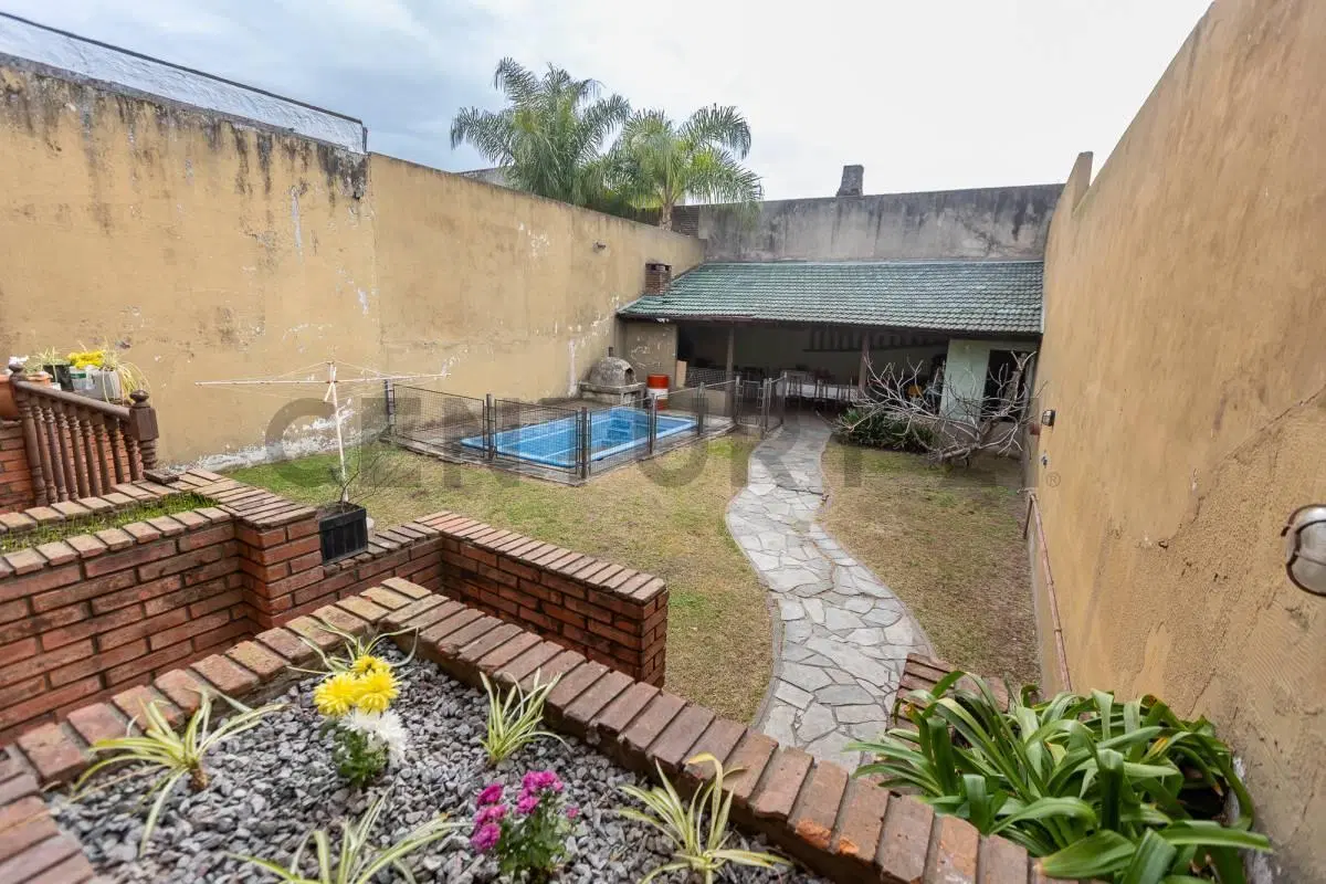 VENTA PERMUTA CASA 5 AMB CON COCHERA Y PILETA APTO CREDITO EN VILLA BOSCH 3