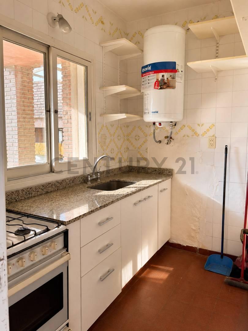 Foto de CASA DE DOS PLANTAS CON JARDIN, PARRILLA Y PILETA- ACEPTA PERMUTA, imagen 1