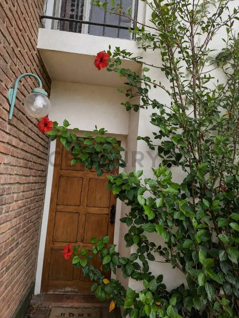 Casa de dos plantas con gran potencial en barrio consolidado- maschwitz country club 4