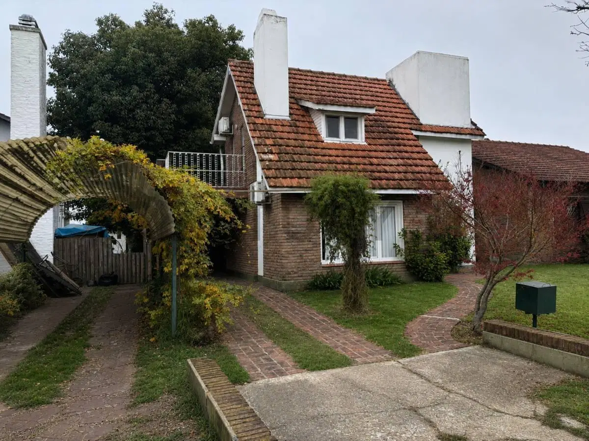 Casa de dos plantas con gran potencial en barrio consolidado- maschwitz country club 2