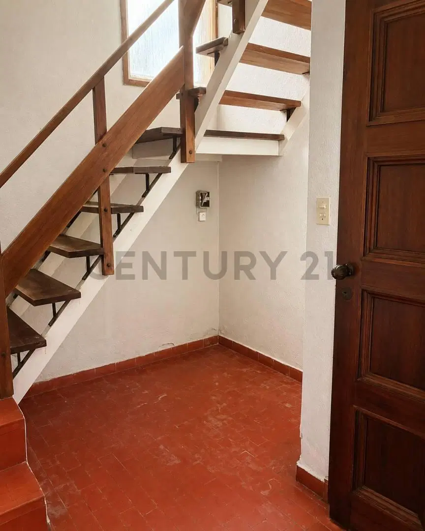 Casa de dos plantas con gran potencial en barrio consolidado- maschwitz country club 3