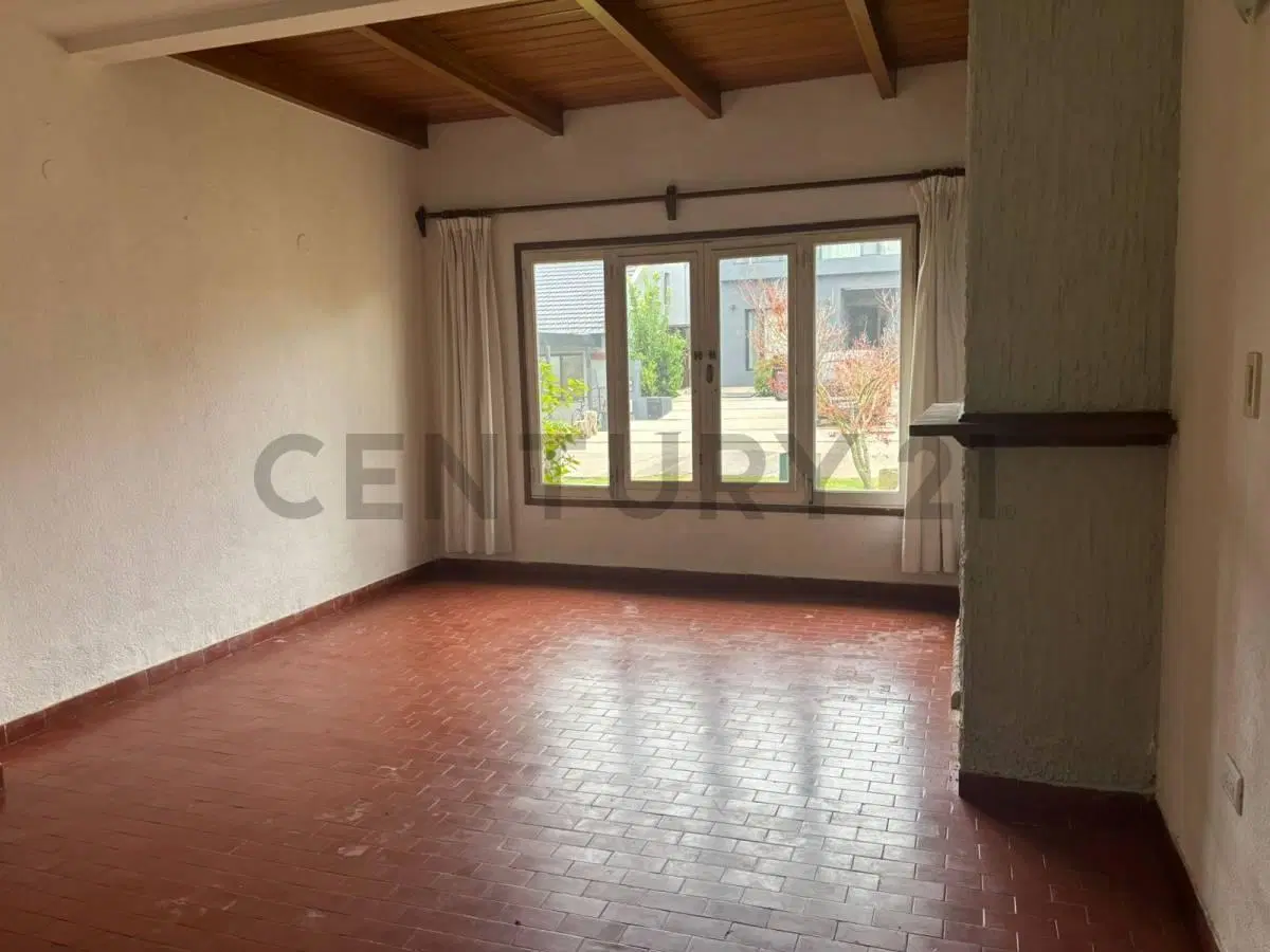 Casa de dos plantas con gran potencial en barrio consolidado- maschwitz country club 5