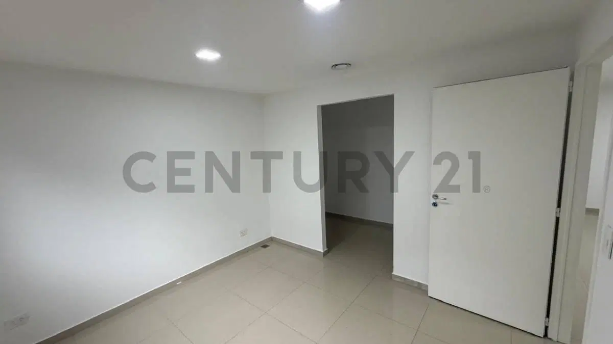 Excelente 3 Ambientes en Planta Baja con Patio y Cochera Pilar 5