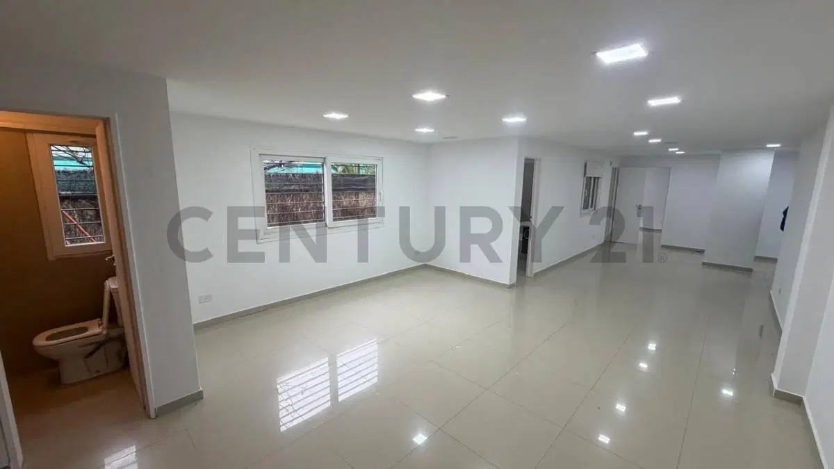 Excelente 3 Ambientes en Planta Baja con Patio y Cochera Pilar 2