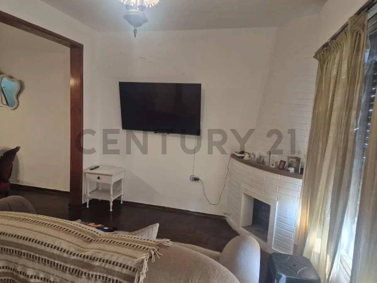 Excelente chalet en dos plantas de 5 ambientes con jardín, cochera y parrilla (Bella Vista) 8