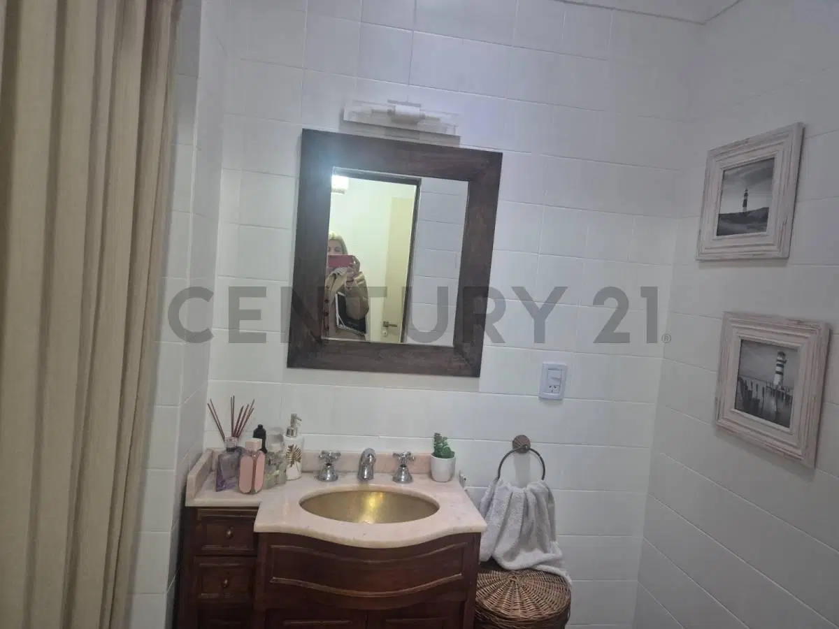 Excelente chalet en dos plantas de 5 ambientes con jardín, cochera y parrilla (Bella Vista) 5