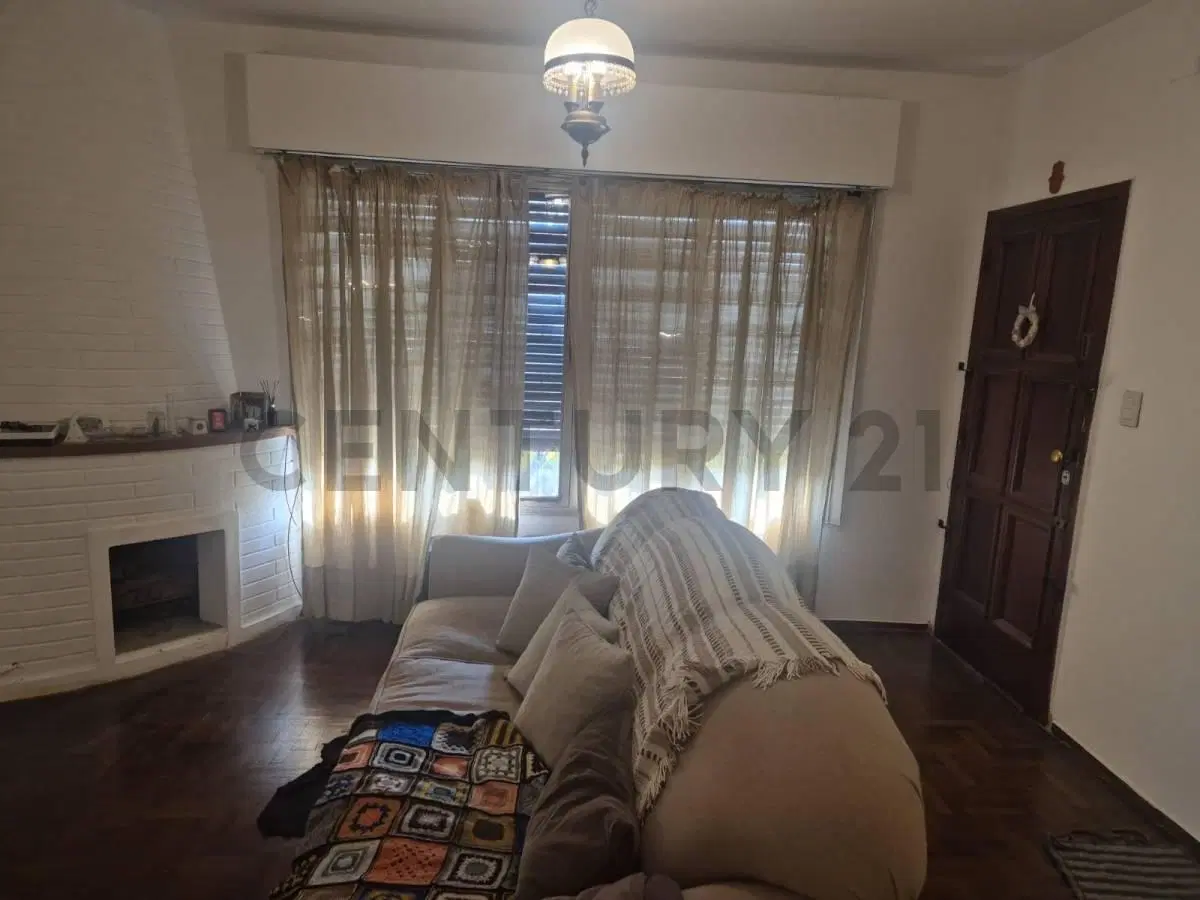 Excelente chalet en dos plantas de 5 ambientes con jardín, cochera y parrilla (Bella Vista) 4