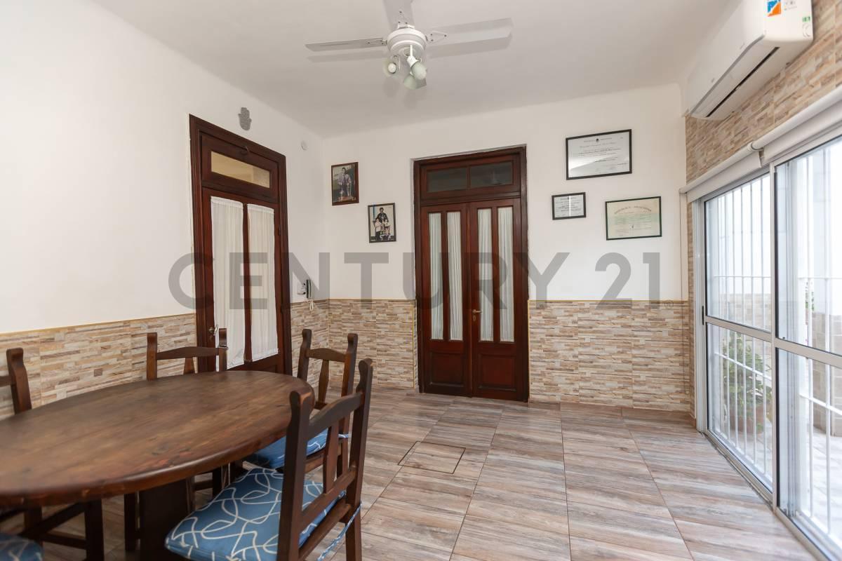 VENTA PERMUTA CASA 4 AMB CON COCHERA Y OFICINA APTA CREDITO EN CASEROS
