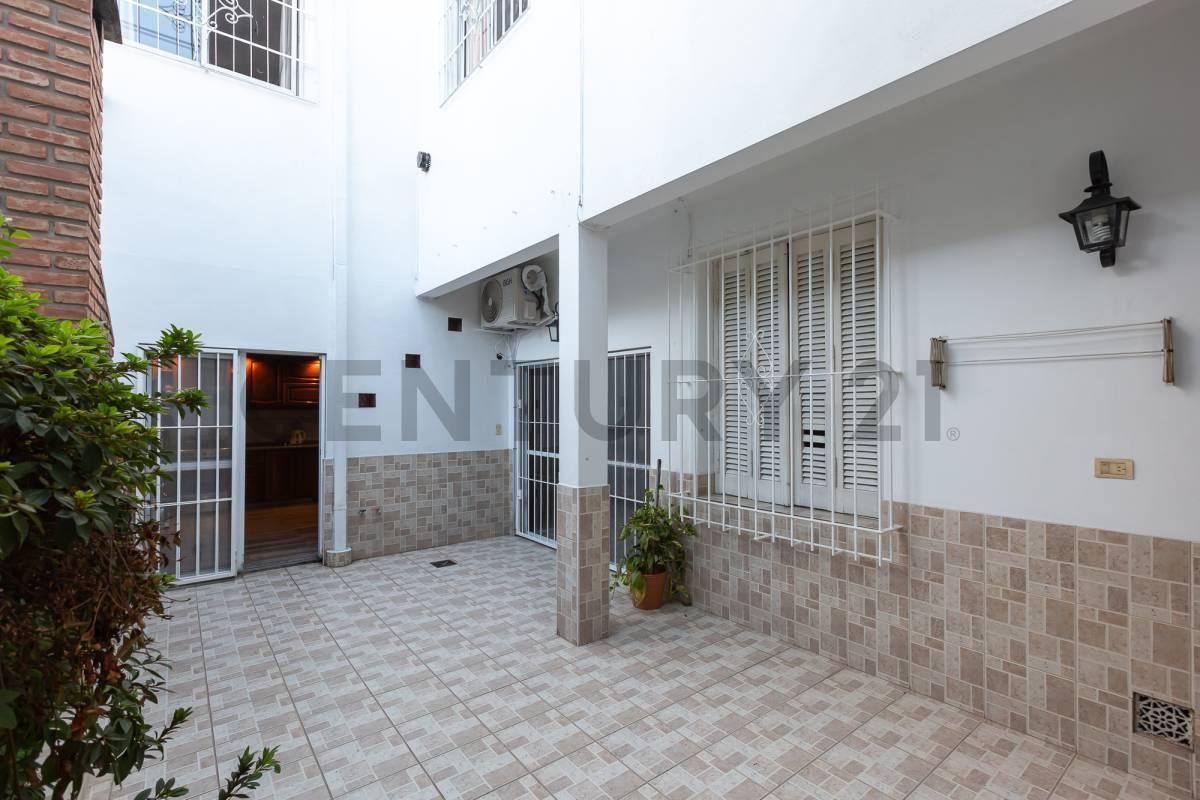 VENTA PERMUTA CASA 4 AMB CON COCHERA Y OFICINA APTA CREDITO EN CASEROS