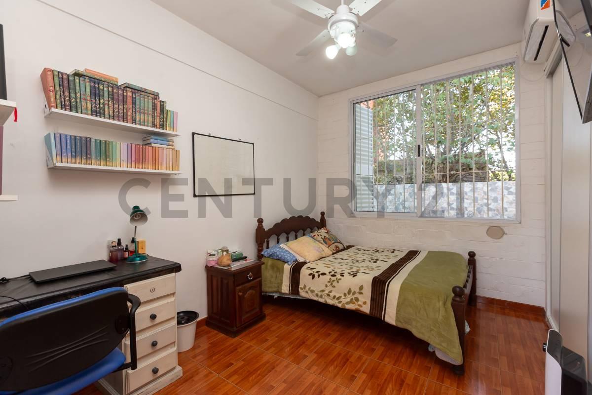 VENTA PERMUTA CASA 4 AMB CON COCHERA Y OFICINA APTA CREDITO EN CASEROS