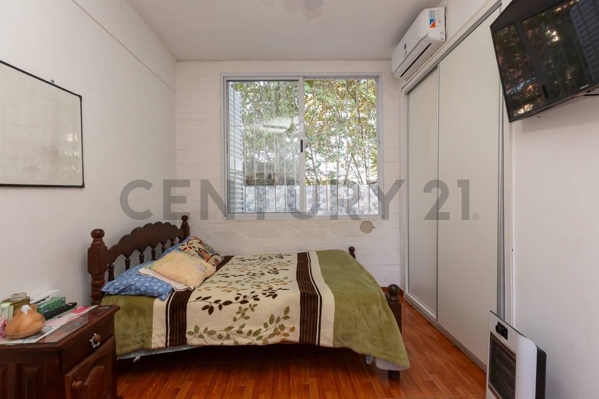 VENTA PERMUTA CASA 4 AMB CON COCHERA Y OFICINA APTA CREDITO EN CASEROS