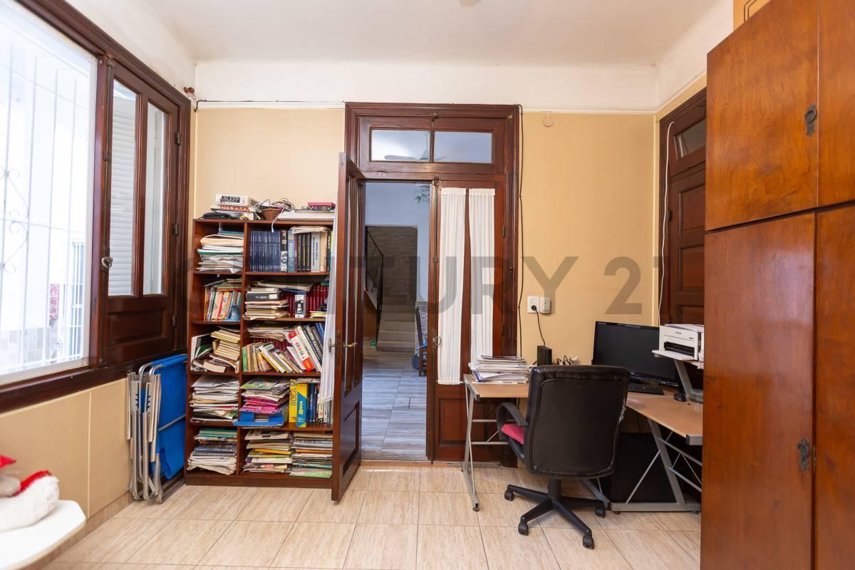 VENTA PERMUTA CASA 4 AMB CON COCHERA Y OFICINA APTA CREDITO EN CASEROS